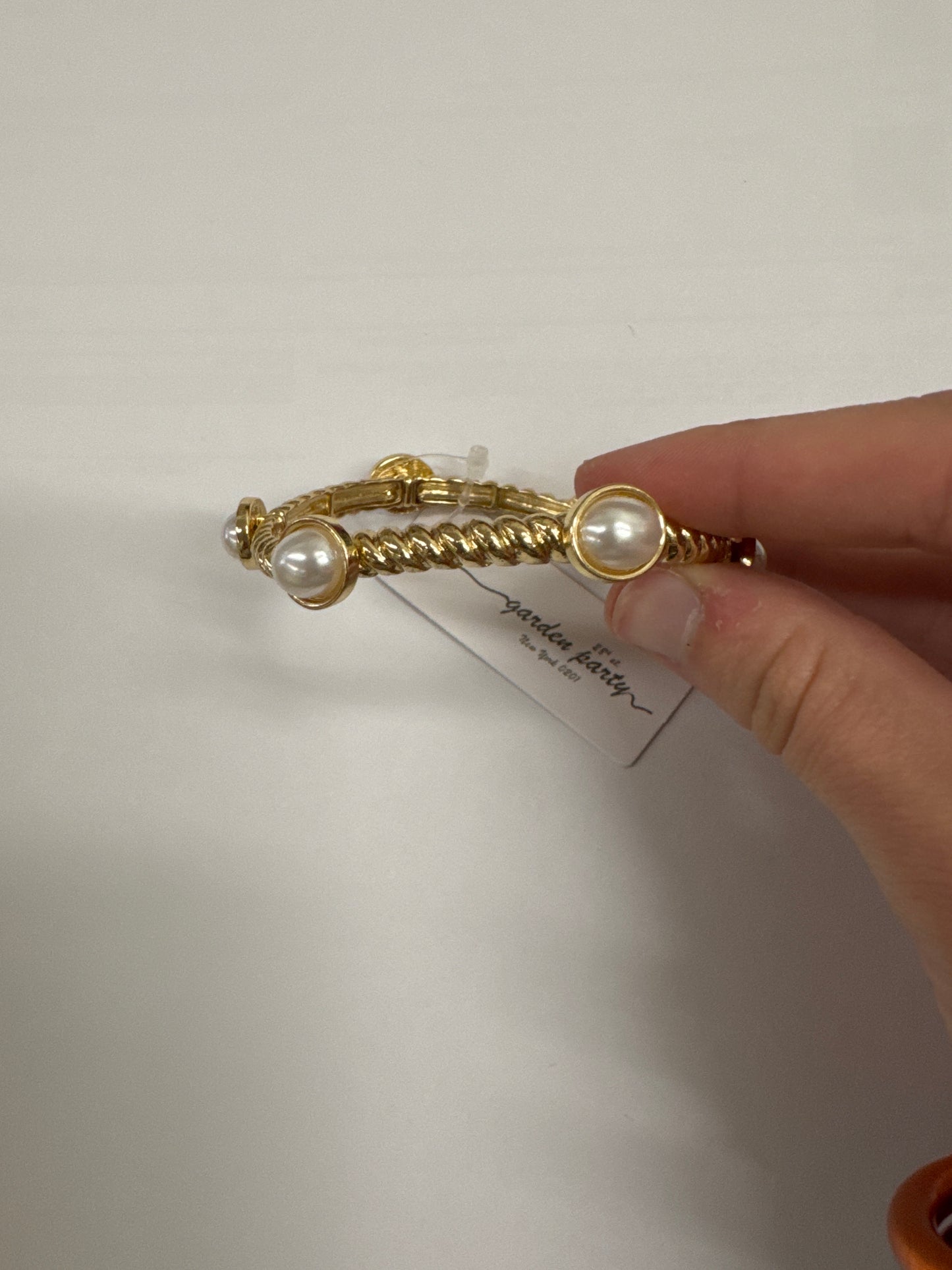 Stretchy gold bracelet with pearls
